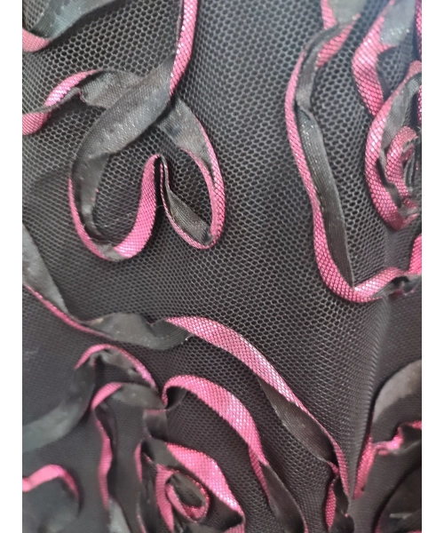 Wieczorowa czarna bluzka z koronką i haftowanymi kwiatami